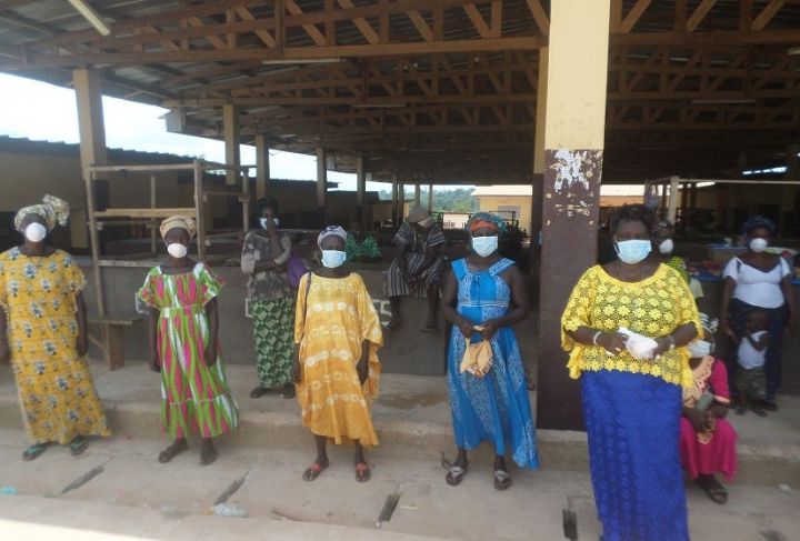 Des vendeuses de Grand-Morié reçoivent des masques de protection contre le COVID-19