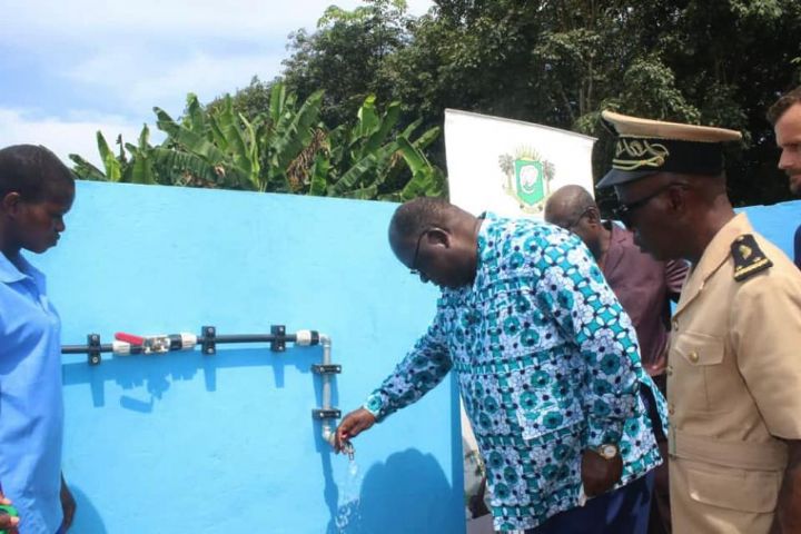 Fourniture d’eau potable en milieu rural: Le ministre Tchagba s’assure du bon fonctionnement des pompes hybrides solaire avant leur vulgarisation