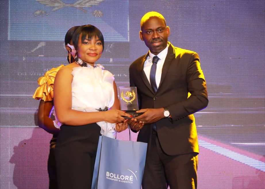 Ebony 2021  : BOLLORÉ TRANSPORT & LOGISTICS attribue le prix spécial des transports à Marthe Akissi de Radio Côte d'Ivoire