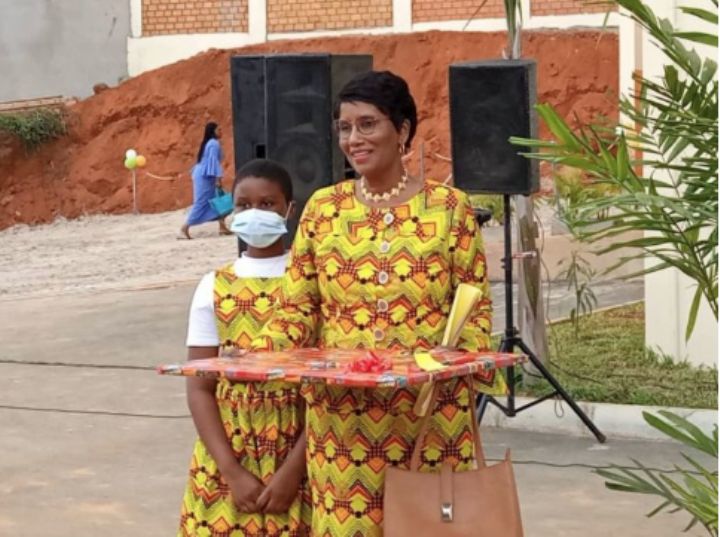 Denise Houphouët-Boigny, à l’inauguration d’un groupe scolaire à Bingerville : “Le continent africain concentre encore les 2/3 des enfants déscolarisés dans le monde”