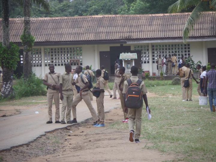 Arrêt des cours dans des établissements secondaires publics