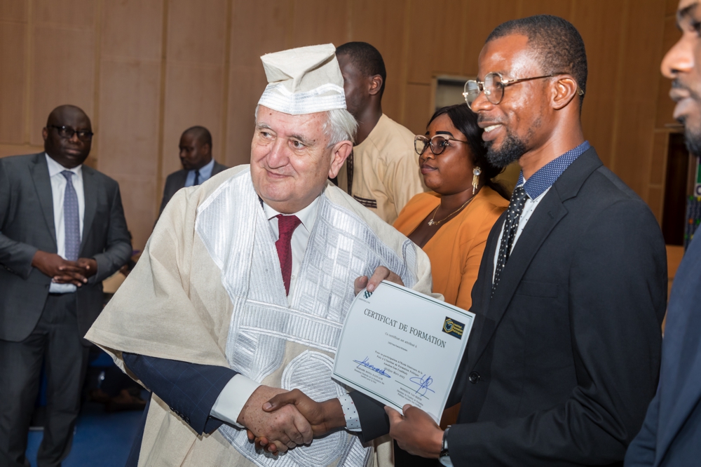 Ecole itinérante de la paix à Abidjan: l ’appel de Jean Pierre Raffarin à la jeunesse ivoirienne