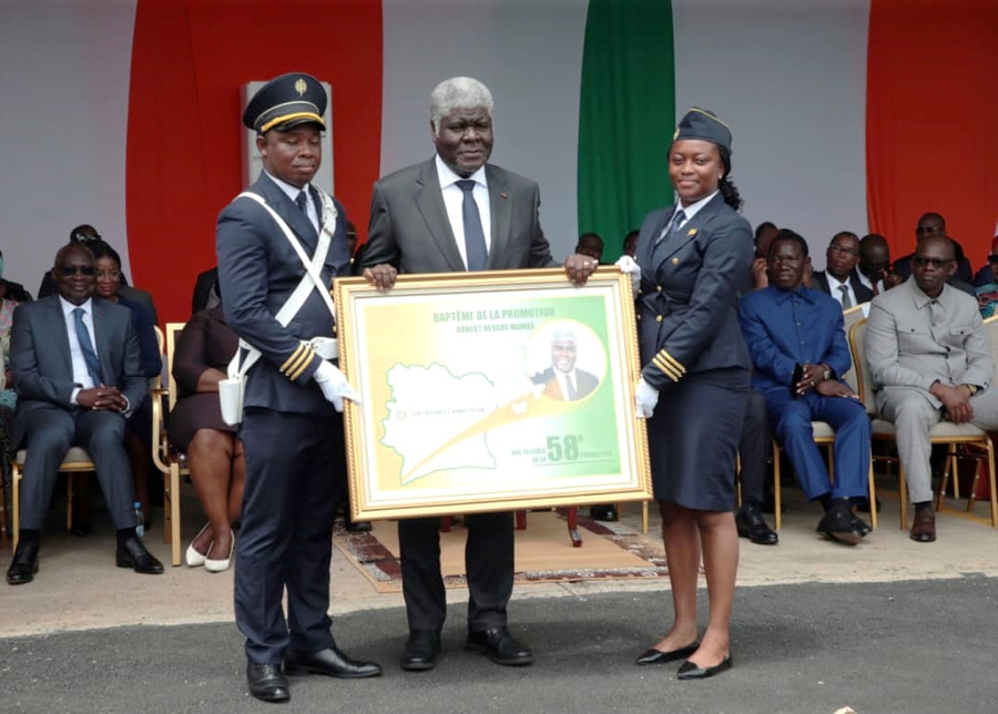 École nationale d'administration : la 58ème Promotion baptisée Robert Beugré Mambé, d'un effectif de 543 élèves, fait sa sortie officielle en présence du parrain