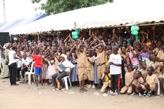 Éducation de la jeune fille : Le conseil municipal d’Abobo offre 60 000 kits scolaires aux enfants de la commune