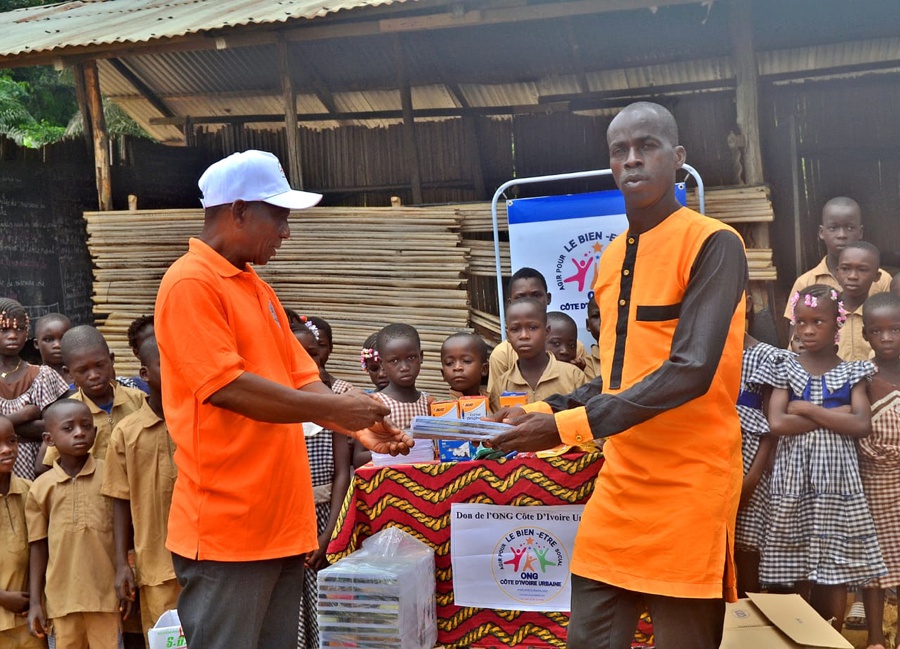 Éducation : l’ONG Côte d’Ivoire urbaine offre des fournitures scolaires dans un village de Dabou