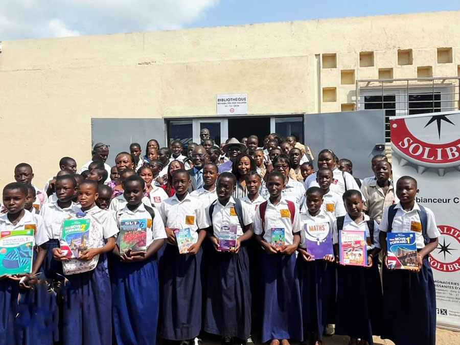 Éducation : SOLIBRA offre des équipements écologiques et des livres au lycée moderne de Treichville