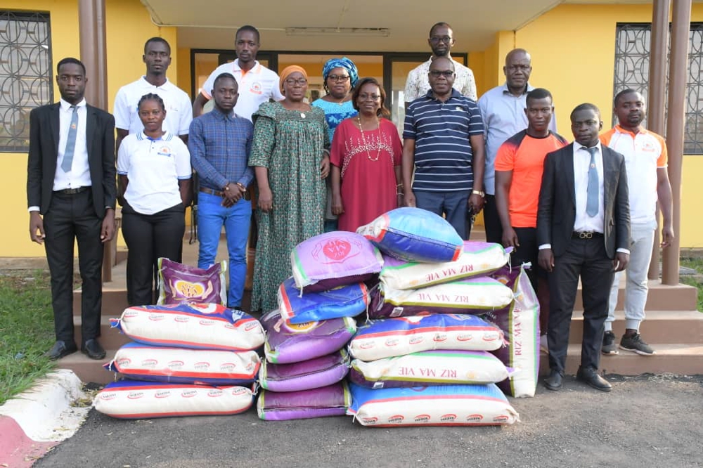 Côte d'Ivoire / Éducation : Thomas Camara  offre des vivres aux élèves-maîtres du CAFOP de Katiola