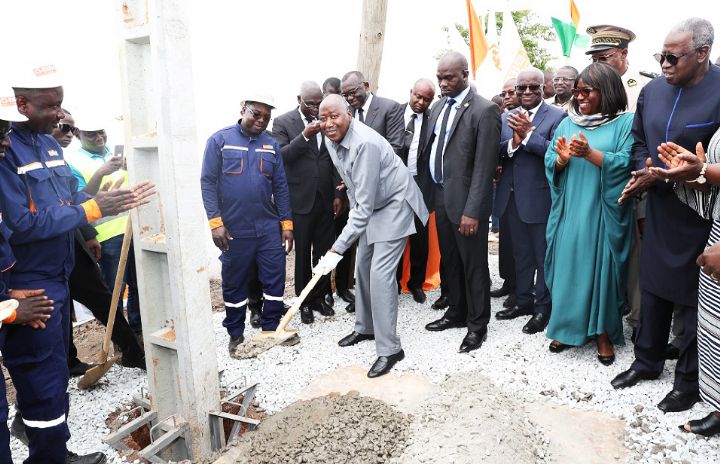 Duékoué : le Premier Ministre Amadou Gon Coulibaly lance l`extension de l`électricité au profit de 90 000 personnes.