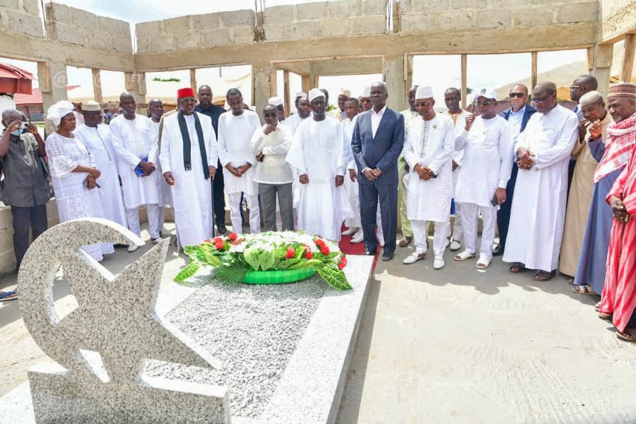 lu-pr-sident-de-l-assembl-e-nationale-adama-bictogo-sur-les-tombes-de