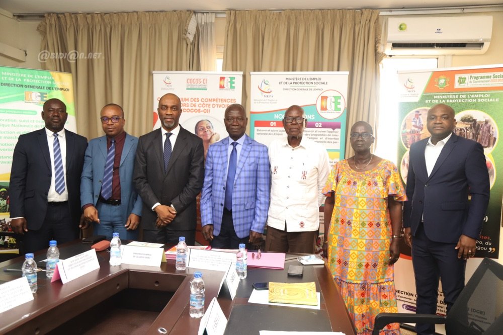 Emploi des seniors : une convention entre la DGE et la FARE-CI pour valoriser les compétences des retraités