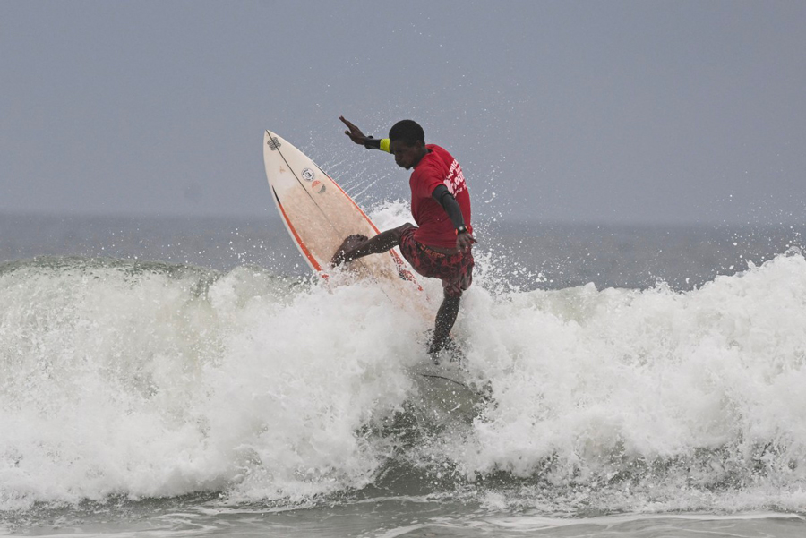 En Côte d'Ivoire, le surf prend doucement son essor