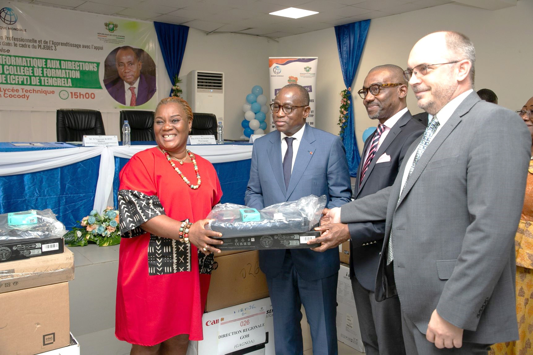 Enseignement technique et professionnel : le ministre N'Guessan Koffi dote ses 35 directions régionales et le CFPT de Tengréla d'équipements informatiques