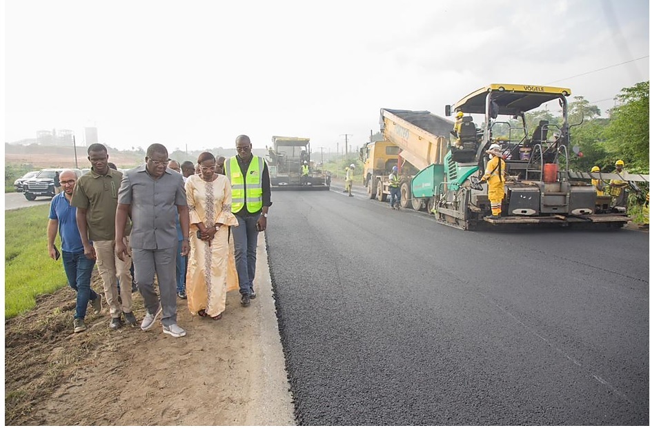  Entretien de la chaussée section Abidjan-Attinguié (Autoroute du Nord): le ministre de l’Equipement et de l’Entretien routier, Amédé Koffi Kouakou, s'imprègne des travaux