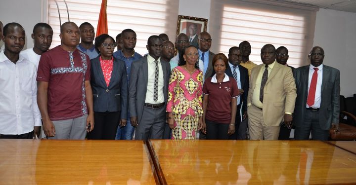 Un collectif d’étudiants boursiers rend hommage au Premier ministre