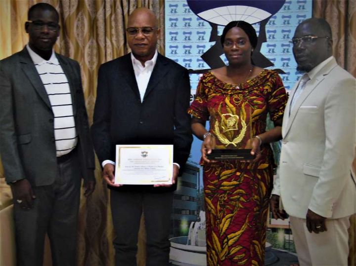 Excellence : le  Meilleur Enseignant-Chercheur de Côte d’Ivoire 2019 présente son prix au président de l’université Alassane Ouattara
