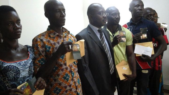 Côte d’Ivoire: remise de cartes bancaires aux ex-combattants