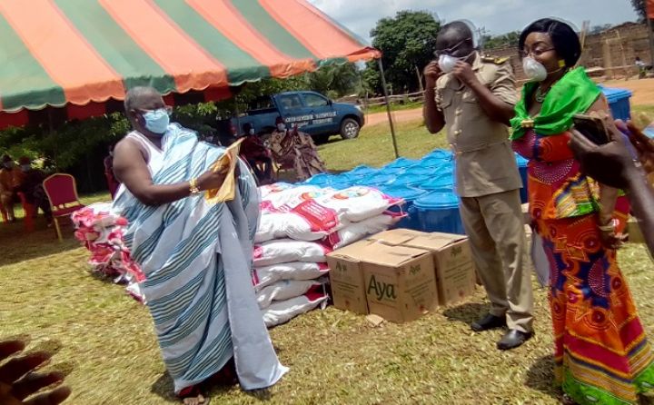 COVID-19 : Don de vivres et de kits sanitaires offerts à des chefs de village à Tiébissou