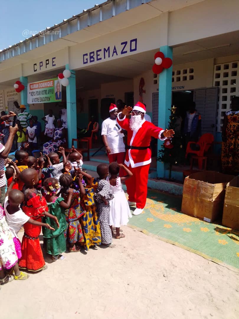 Fête de Noël la Première Dame Dominique Ouattara sème la joie à