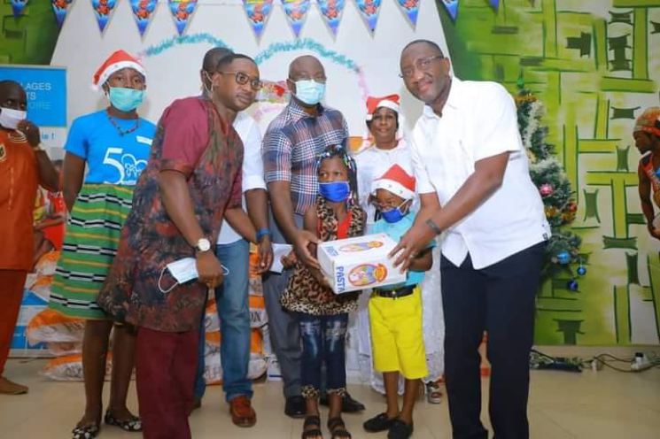 Fête de Noël : le Ministre Souleymane Diarrassouba offre des présents aux enfants du village SOS de Yamoussoukro
