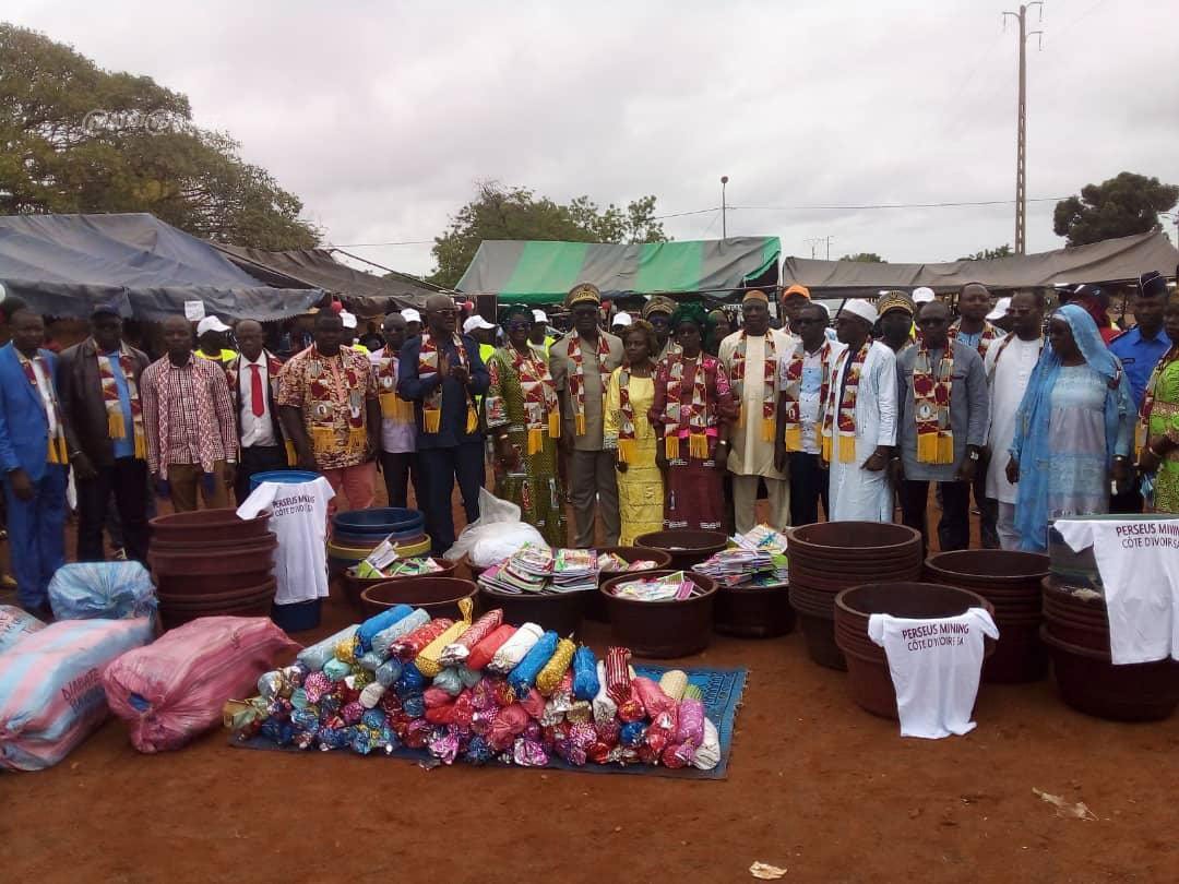 Fête des mères : 300 complets pagnes, 250 sceaux, 100 kits scolaires… offerts par l’association des femmes leaders  du département de Tengrela