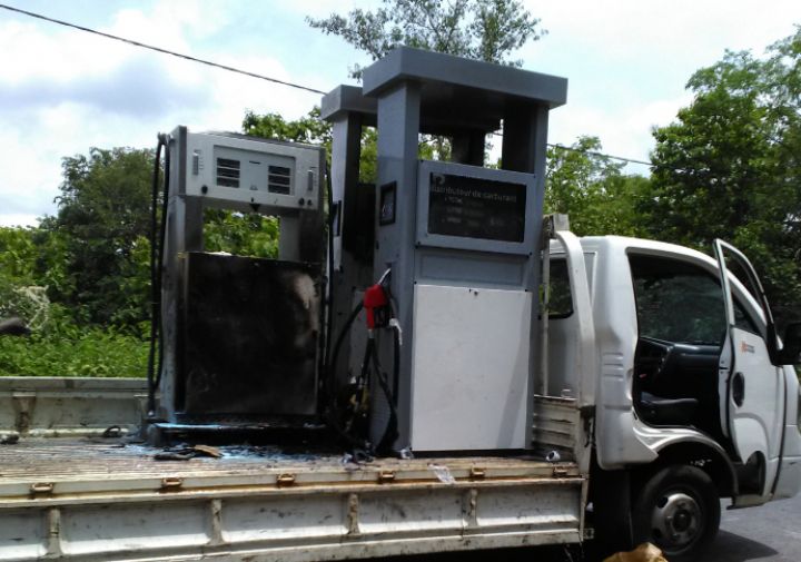 Un véhicule en partance pour Kaniasso avec du matériel de station s’enflamme à Odienné