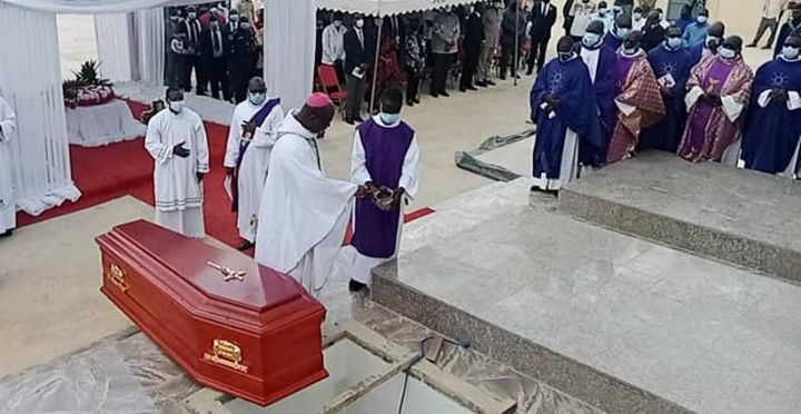 Mgr Bruno Kouamé repose à jamais en la cathédrale Saint Thérèse de l’enfant Jésus d’Abengourou