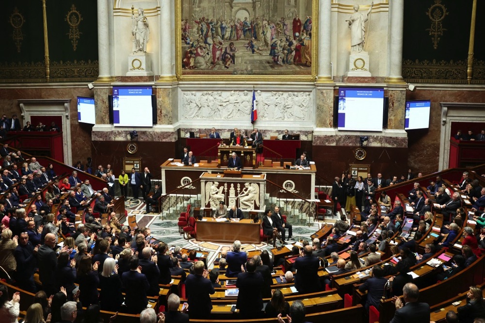 France : le gouvernement renversé par l'Assemblée, une première depuis 1962