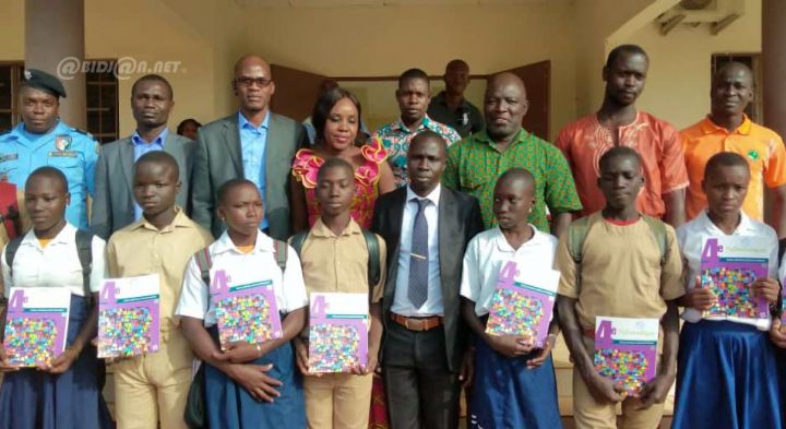 Education : la mairie de Gbéléban offre mille kits scolaires et 358 ouvrages aux élèves