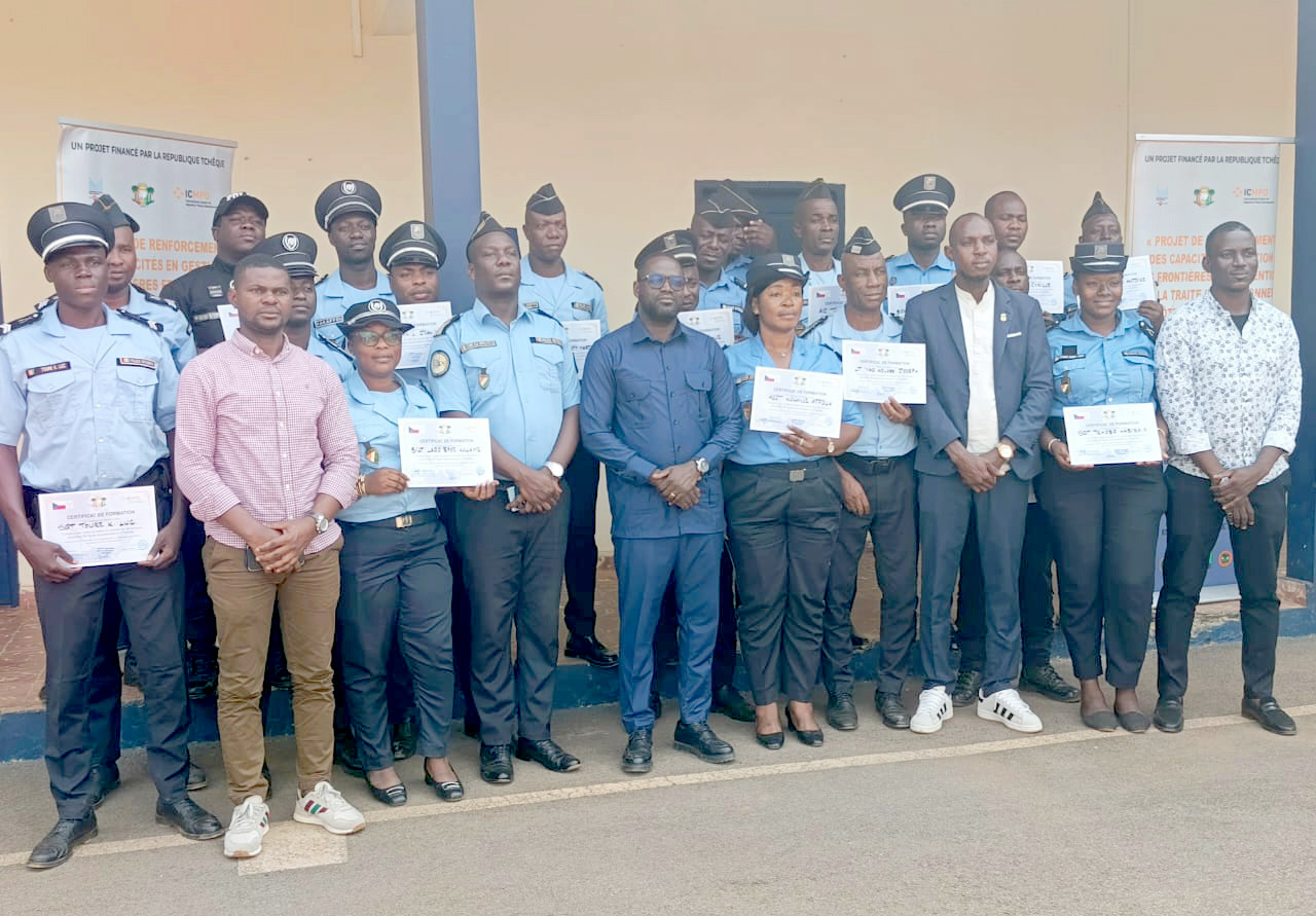 Gestion des frontières: une vingtaine d'agents des unités de police de la zone Est formés à la lutte contre la fraude documentaire et à l’identité