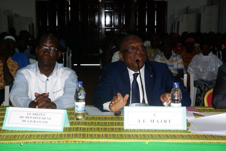 Grand-Bassam : Bitumage de voies Le maire Ezaley présente deux réalisations à la population