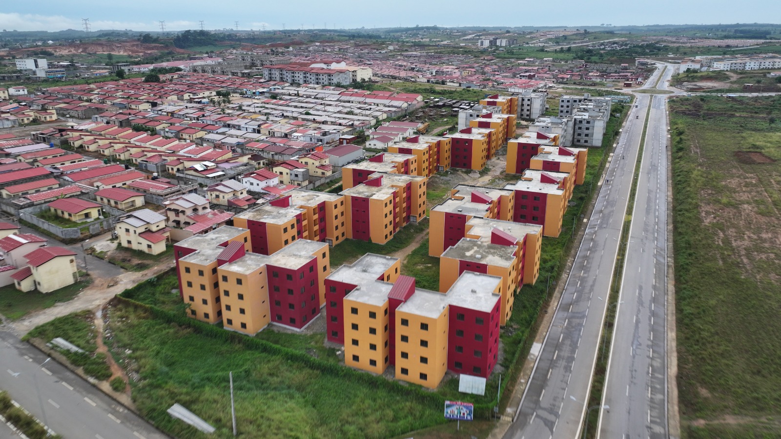 Habitat : le gouvernement débloque 42 milliards FCFA pour le financement partiel du projet de construction de 4 300 logements sociaux et économiques