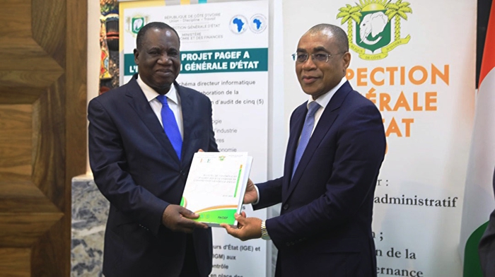 Harmonisation et professionnalisation de l’audit et du contrôle interne dans l’Administration publique : 150 kits de 13 guides et manuels remis à l'Inspection générale d'État