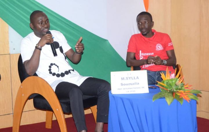 Des jeunes sensibilisent leurs pairs pour des élections apaisées en Côte d’Ivoire