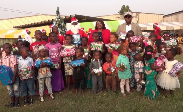 Six cents enfants de San Pedro reçoivent des cadeaux de Noël