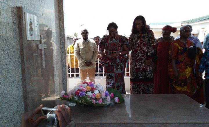 Simone Gbagbo sur la tombe de sa belle-mère à Blouzon