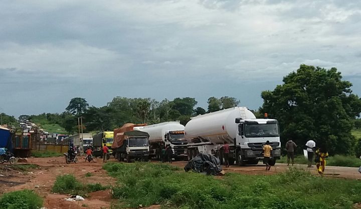 Des colonnes de véhicules bloquées à Bouaké, des mutins perturbent une session de la RSS