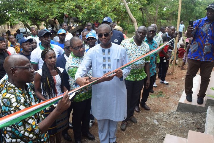 Le Ministre Sidi Touré Inaugure le centre de santé de Kouassiblékro
