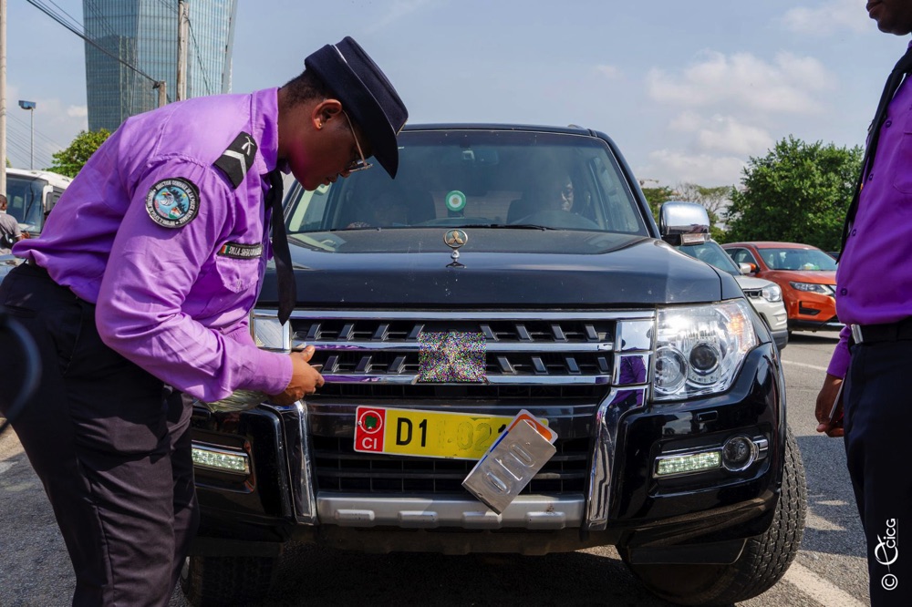 Incivisme routier : les plaques d’immatriculation administratives et diplomatiques ne constituent pas une exemption à l’observance des règles du Code de la route