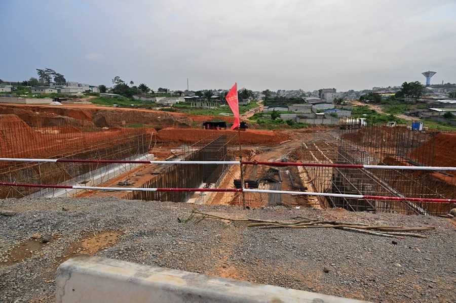 Infrastructures routières : le Premier Ministre Robert Beugré Mambé visite les dernières parties des travaux de la voie de contournement d'Abidjan