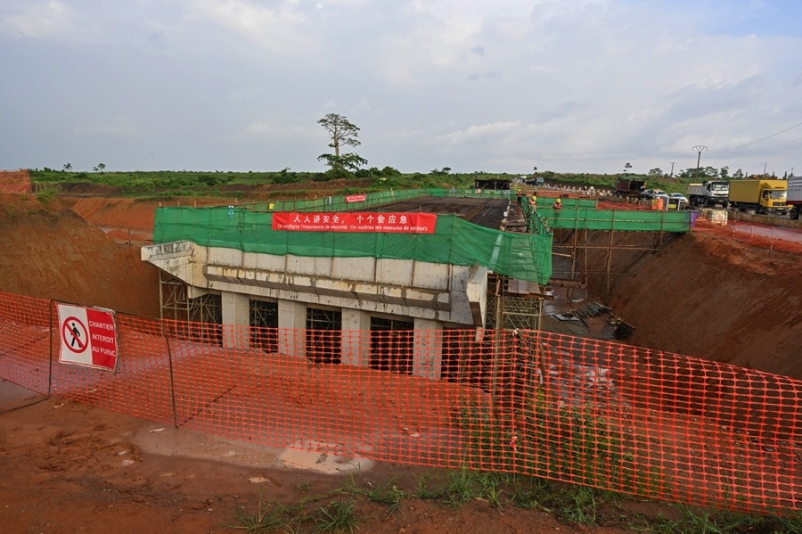 Infrastructures routières : le Premier Ministre Robert Beugré Mambé visite les dernières parties des travaux de la voie de contournement d'Abidjan