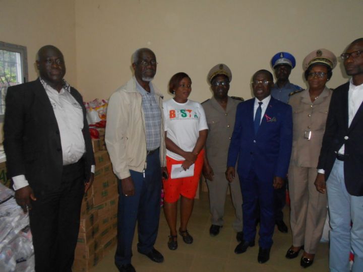 Des victimes des inondations d’Ayamé reçoivent des dons du Gouvernement