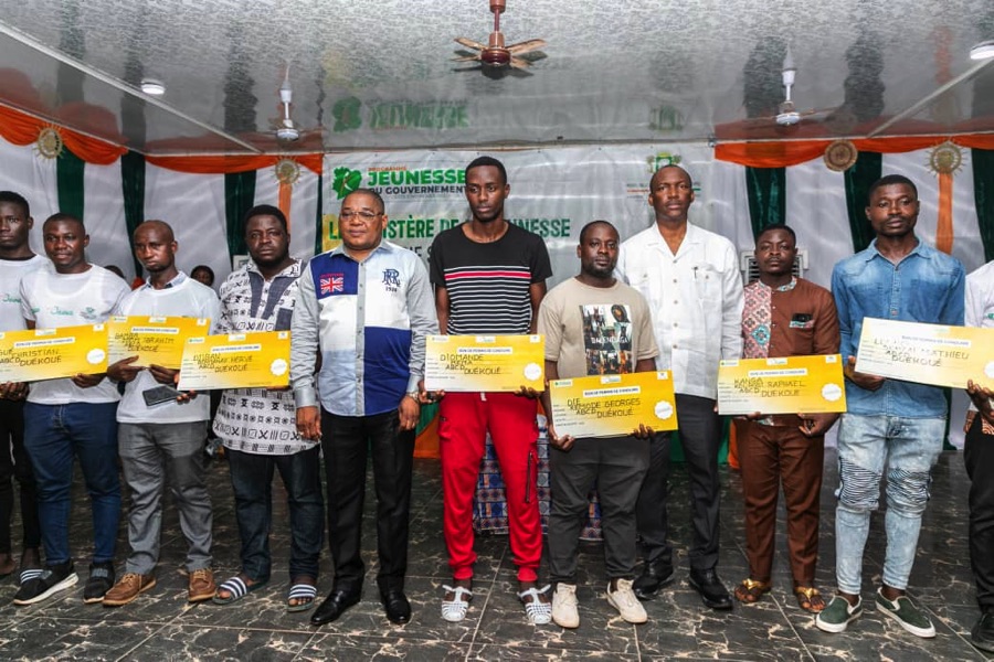 Insertion professionnelle des jeunes : Mamadou Touré remet des chèques d’une valeur de 614,75 millions FCFA à 1174 jeunes du Guémon