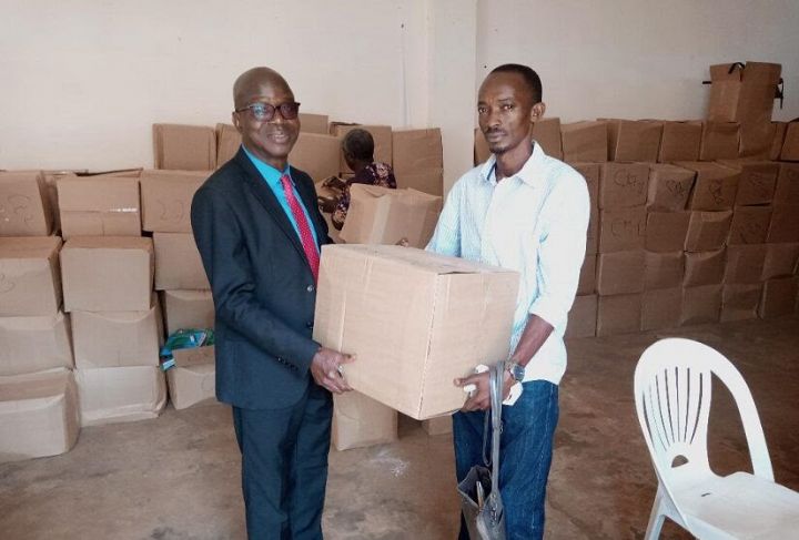 Des milliers de kits et de manuels distribués aux écoles primaires publiques de Dimbokro