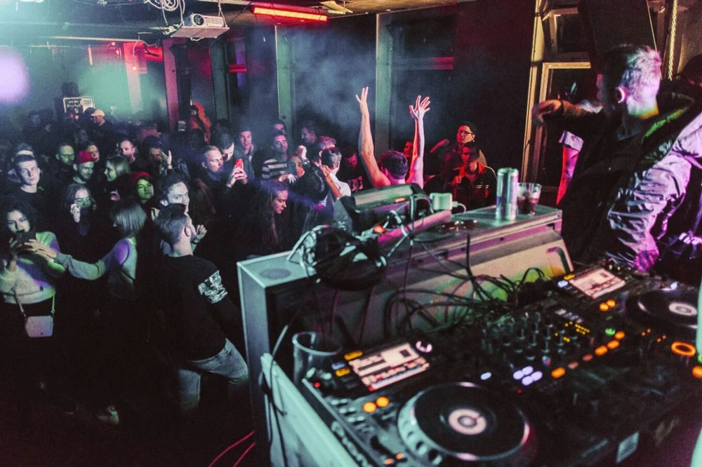 Intelligence artificielle : le DJ David Guetta utilise l’IA pour imiter Eminem