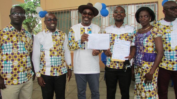 Habitat/ Jacqueville : le maire Joachim Beugré remet officiellement des lettres d’attribution de lots au personnel du Lycée professionnel