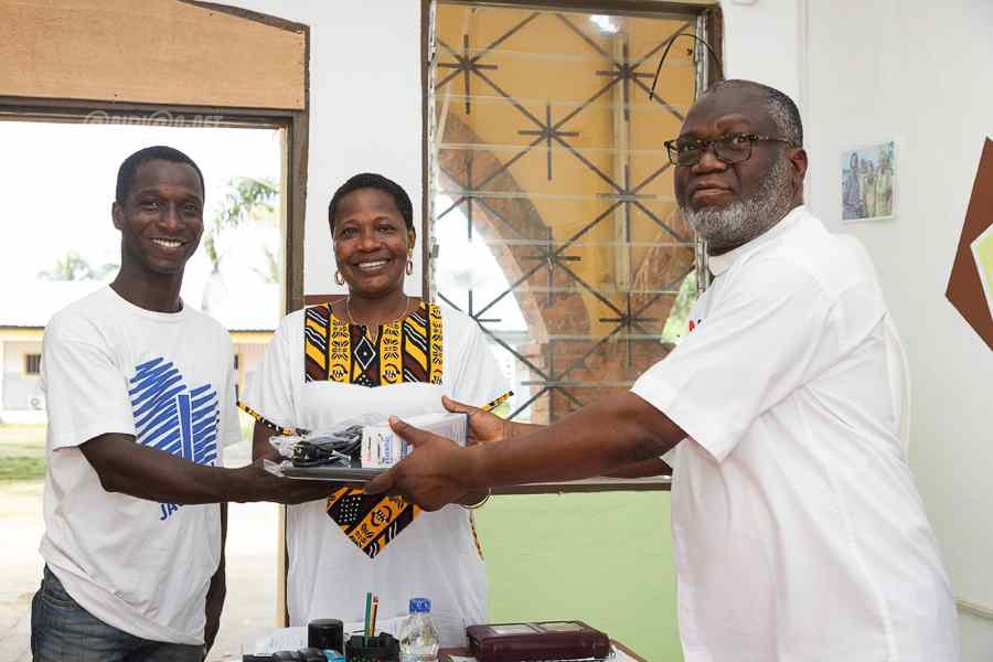 Jacqueville : l'ONG J'aime Jacqueville  et son partenaire AITEK offrent un nouvel ordinateur à l'église catholique