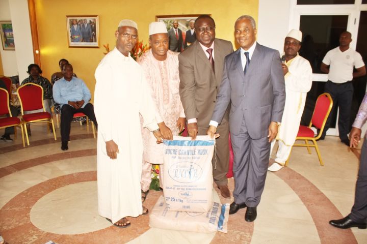 Cocody / Jeûne musulman : Le maire N’goan offre 7,5 tonnes de sucre aux imams