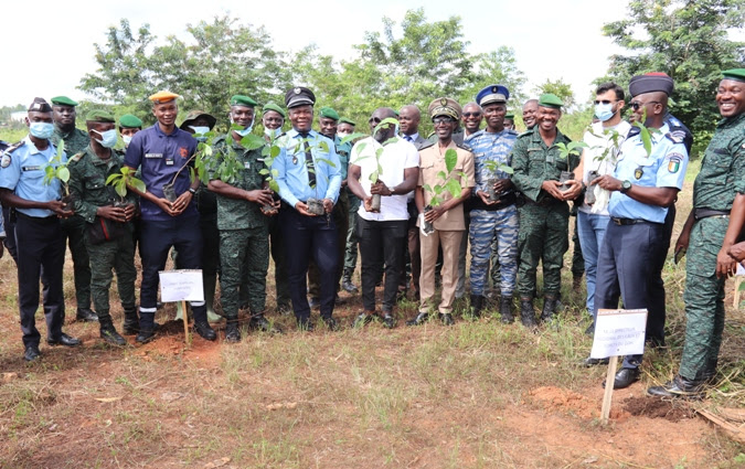 JNP 2021: Les Eaux et Forêts plantent des arbustes à l’escadron de gendarmerie de Gagnoa
