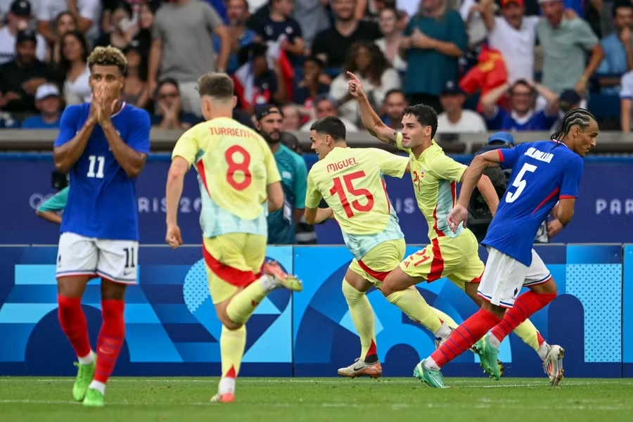 Assommés par l'Espagne, les Bleus du foot se contentent de la médaille d'argent