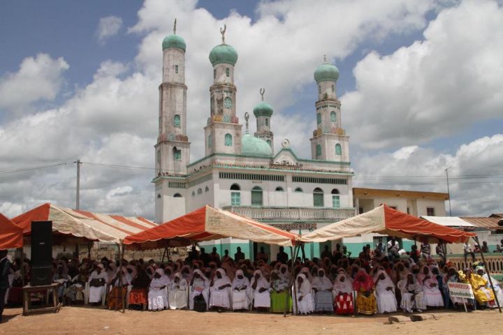 Nialé Kaba prie avec plus de 180 imams du Zanzan pour la paix en Côte d’Ivoire